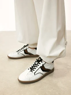 Awangardowe sneakersy ze zwierzęcym motywem