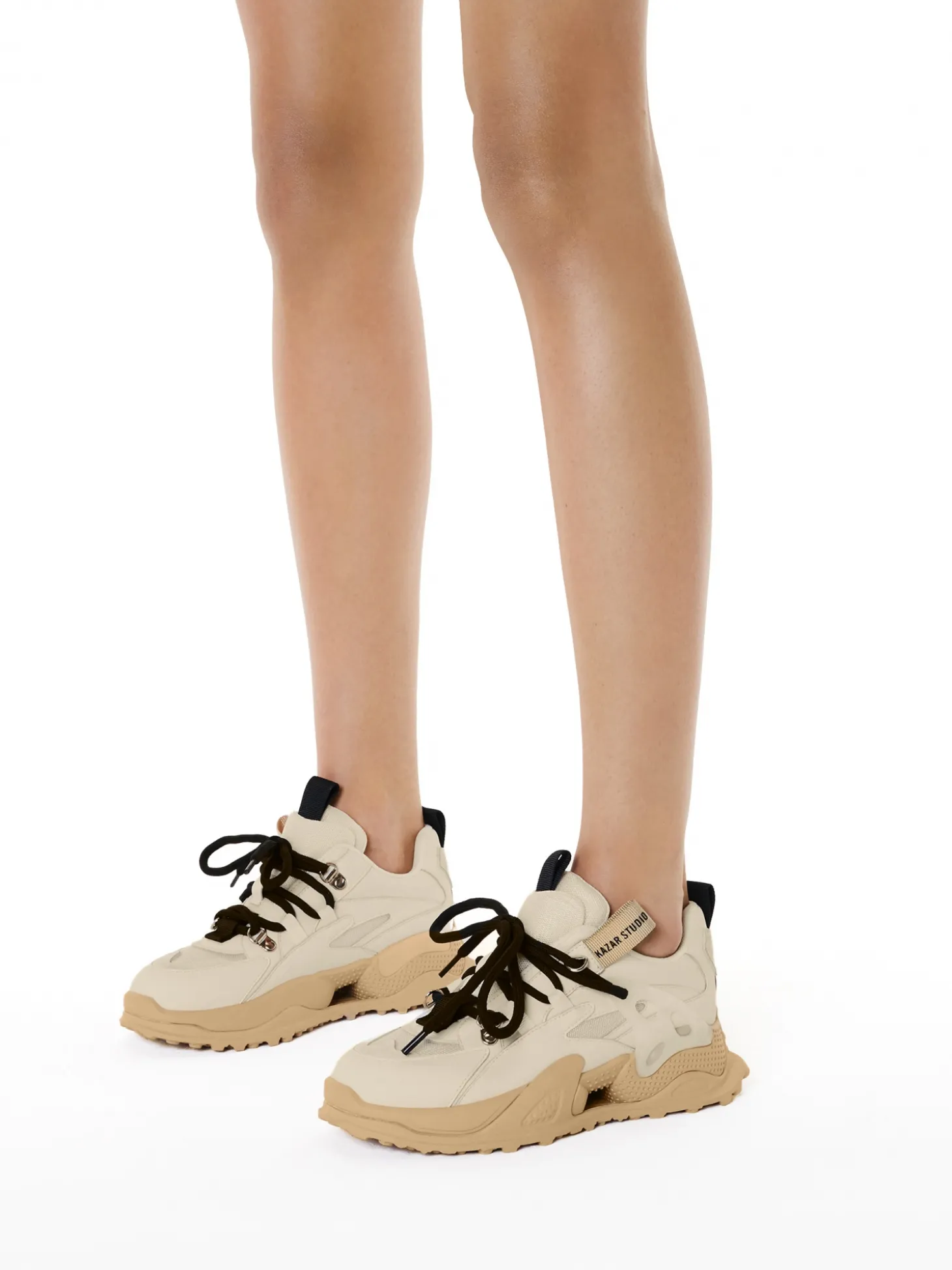 Beżowe sneakersy z łączonych materiałów