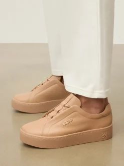 Beżowe sneakersy z krytym sznurowaniem i złotym akcentem