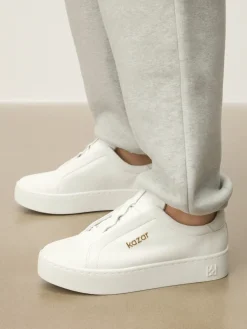 Białe skórzane sneakersy na prostej podeszwie