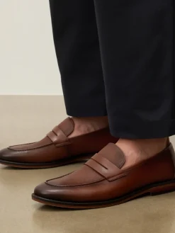 Brązowe loafersy ze zdobioną cholewką