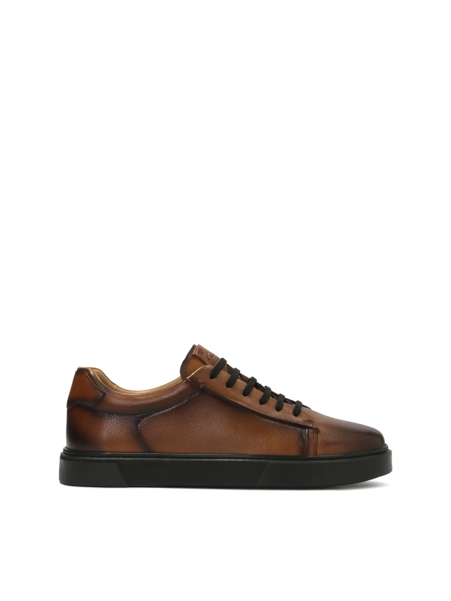 Brązowe sneakersy w stylu smart casual
