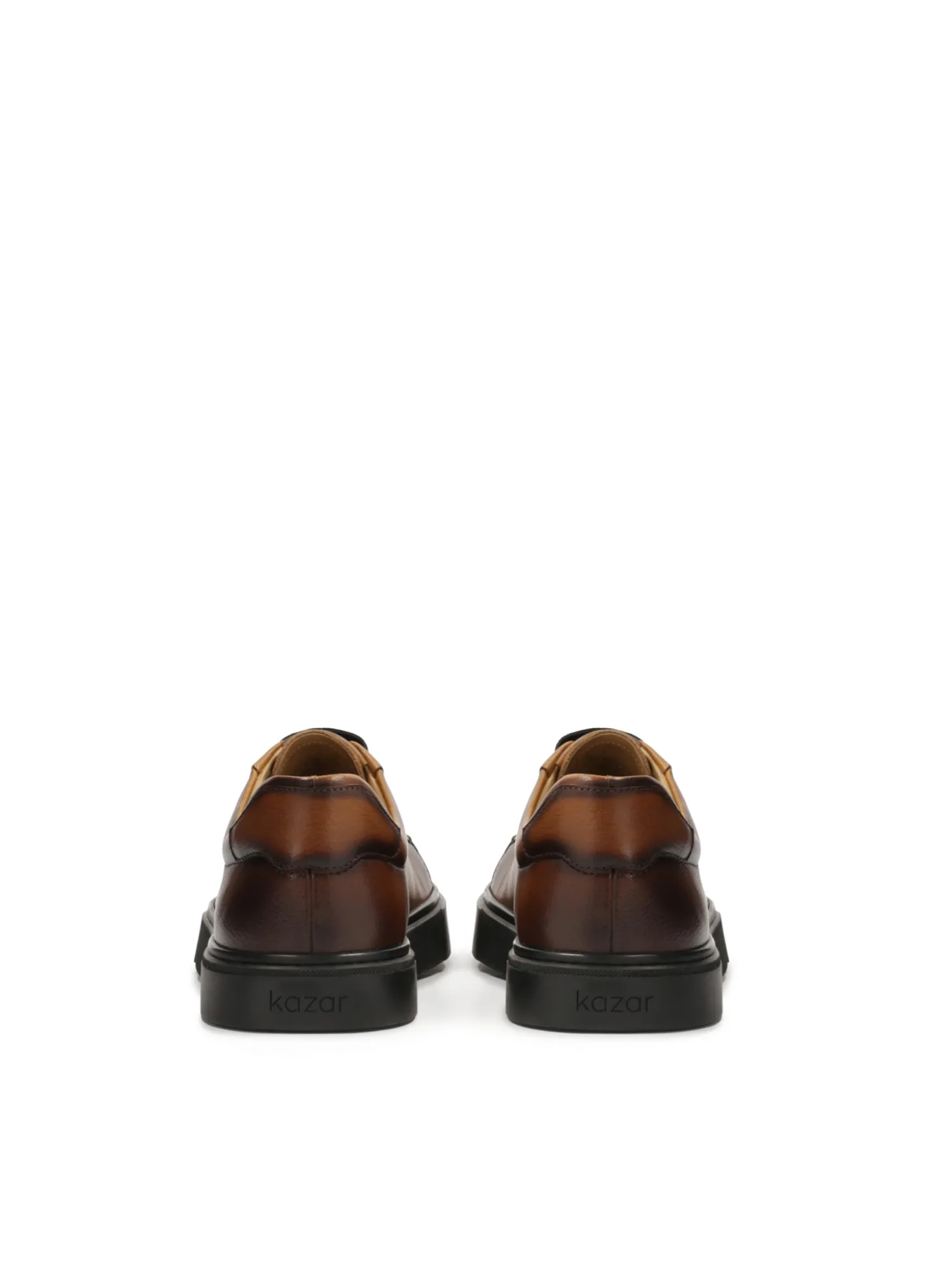 Brązowe sneakersy w stylu smart casual