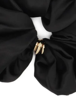 Czarna scrunchie z jedwabnej satyny ze złotą ozdobą