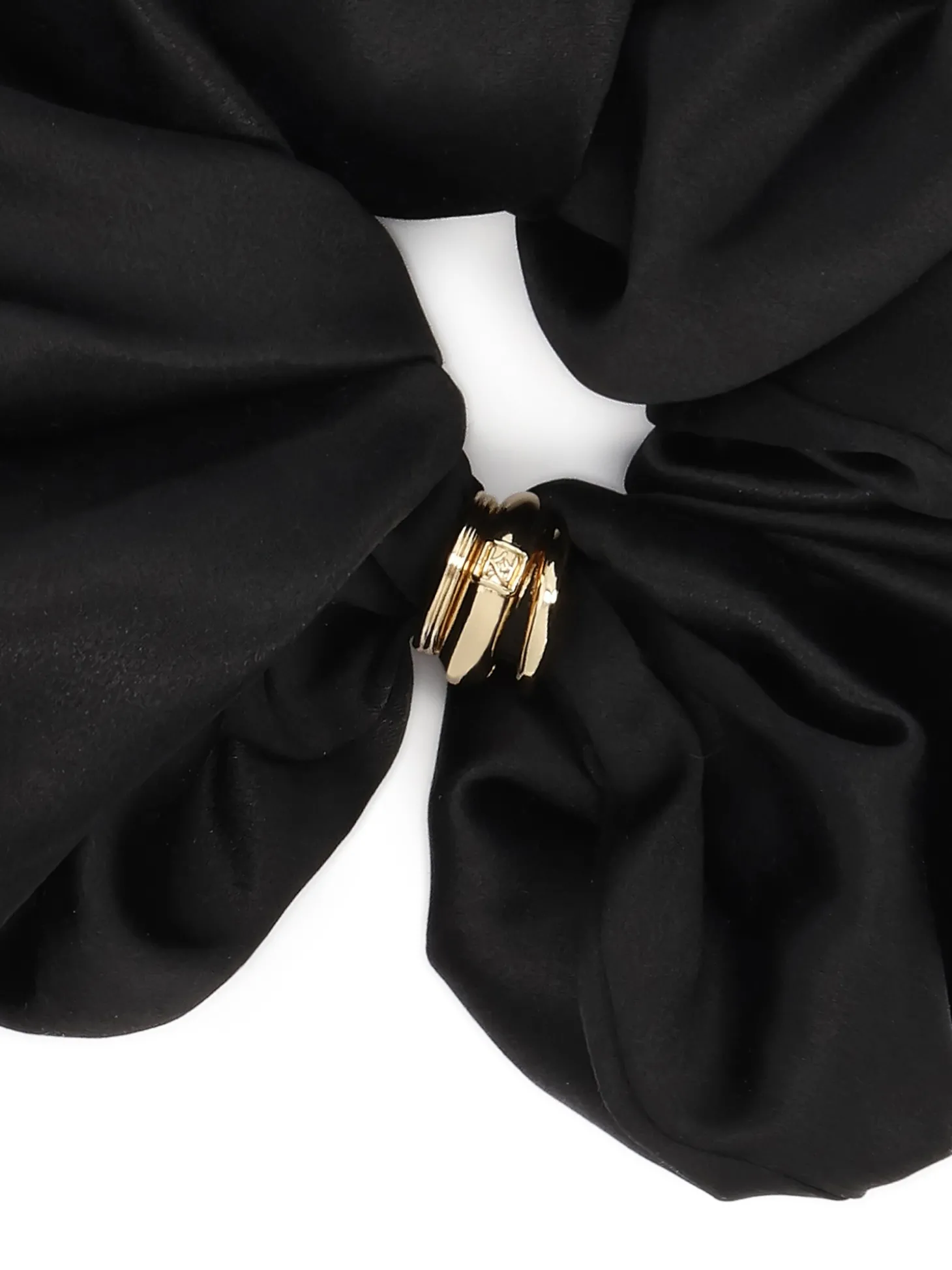 Czarna scrunchie z jedwabnej satyny ze złotą ozdobą