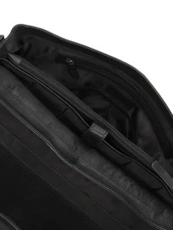 Czarna teczka skórzana w stylu biznesowym z przegrodą na laptopa