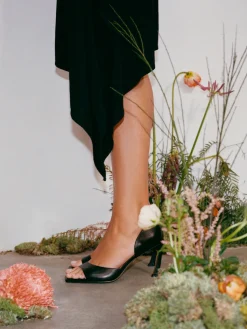 Czarne czółenka peep toe