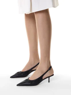 Czarne czółenka slingback z marszczoną cholewką