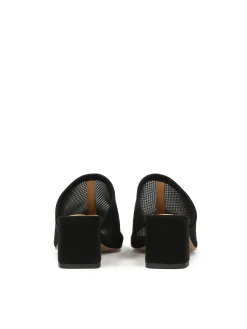 Czarne klapki z siatką na niskim słupku