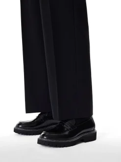 Czarne loafersy przeszywane białą nicią