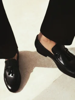 Czarne loafersy z frędzlem