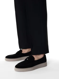 Czarne loafersy z logo osadzone na podeszwie typu sneakers