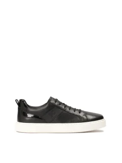Czarne skórzane sneakersy na białej podeszwie