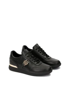Czarne skórzane sneakersy zdobione złotymi elementami