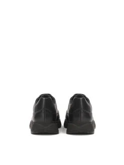 Czarne sneakersy damskie w minimalistycznym stylu