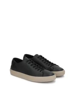 Czarne sneakersy z kontrastująca podeszwą