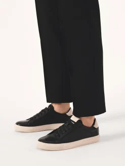 Czarne sneakersy z kontrastującą podeszwą