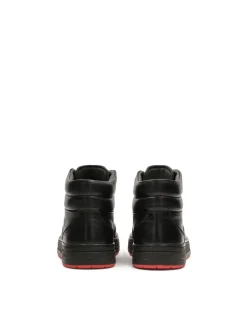 Czarne sneakersy z kontrastującą czerwoną podeszwą