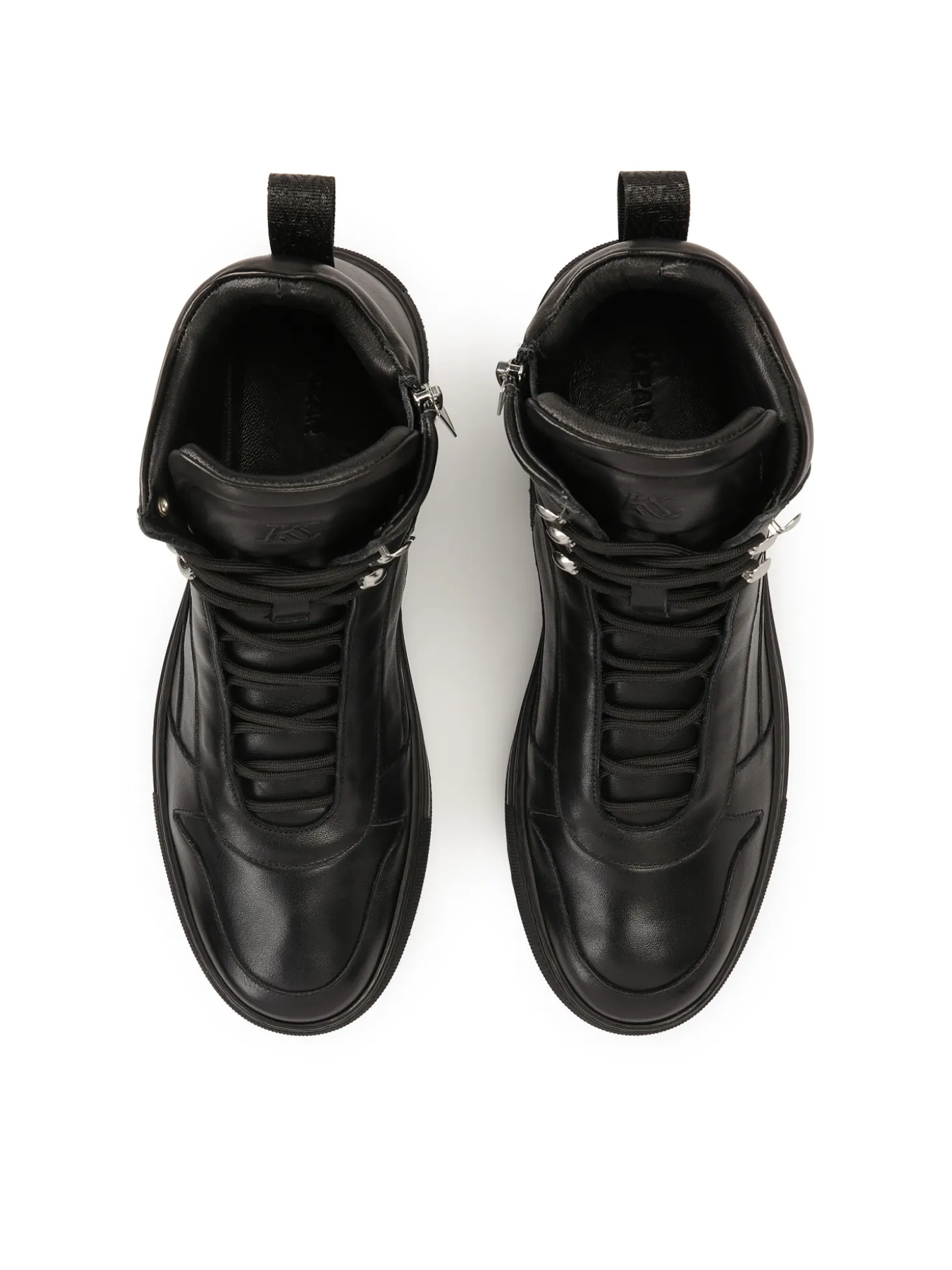 Czarne sneakersy z wysoką cholewką i sznurowaniem