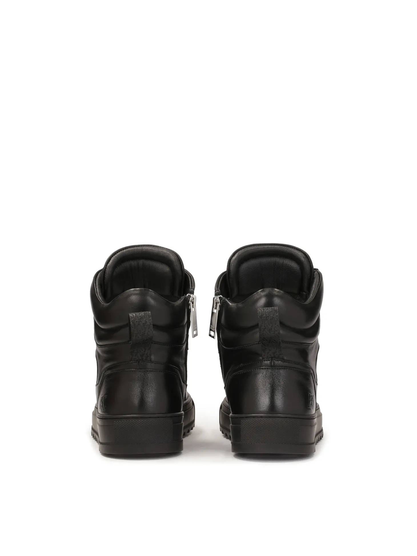 Czarne sneakersy z wysoką cholewką i sznurowaniem