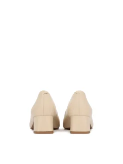 Czółenka peep toe z eleganckim monogramem