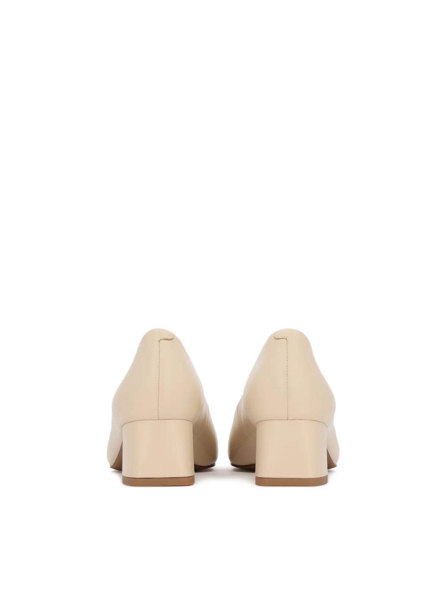 Czółenka peep toe z eleganckim monogramem