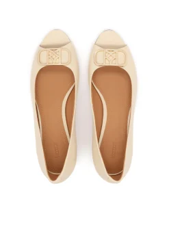 Czółenka peep toe z eleganckim monogramem