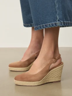 Czółenka slingback ze zdobionym koturnem
