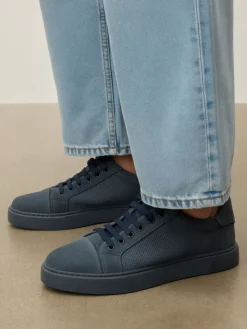 Granatowe zamszowe sneakersy męskie z perforowaną cholewką