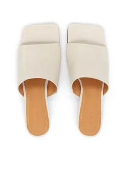 Klapki z tłoczonej skóry na obcasie kitten heels