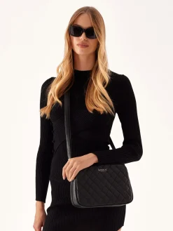 Mała czarna torebka crossbody ze srebrnym okuciem