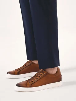 Minimalistyczne brązowe sneakersy z białą podeszwą