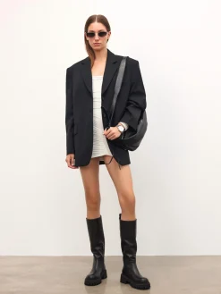Minimalistyczny zegarek w srebrnym kolorze