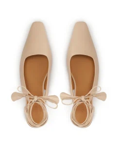 Płaskie wiązane czółenka slingback