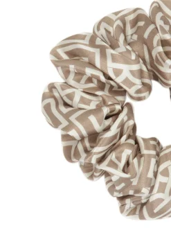 Satynowa gumka do włosów w monogramy
