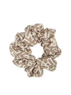 Satynowa gumka do włosów w monogramy
