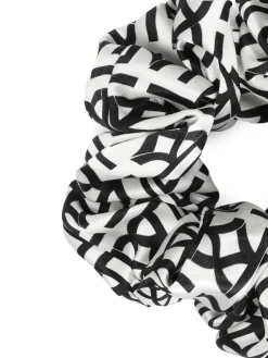 Satynowe scrunchie w monogramy KAZAR