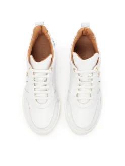 Skórzane białe sneakersy z perforacją i ukrytym koturnem