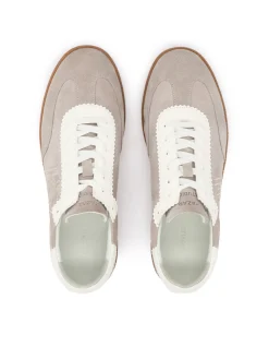 Sneakersy o linii retro z kontrastem faktur