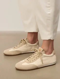 Sneakersy z naturalnych materiałów o subtelnej fakturze