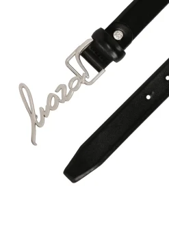 Wąski pasek z metalową klamrą logotypem